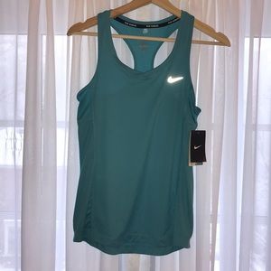 Nike women’s tank NWT